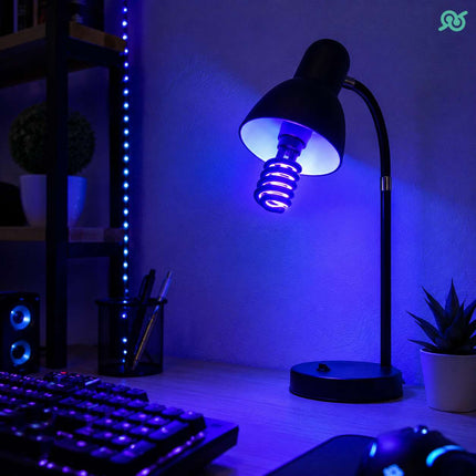 Lampadina a risparmio energetico con l'attacco universale e per la casa e l'ufficio