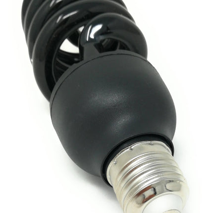 Lampadina a risparmio energetico con l'attacco universale e per la casa e l'ufficio