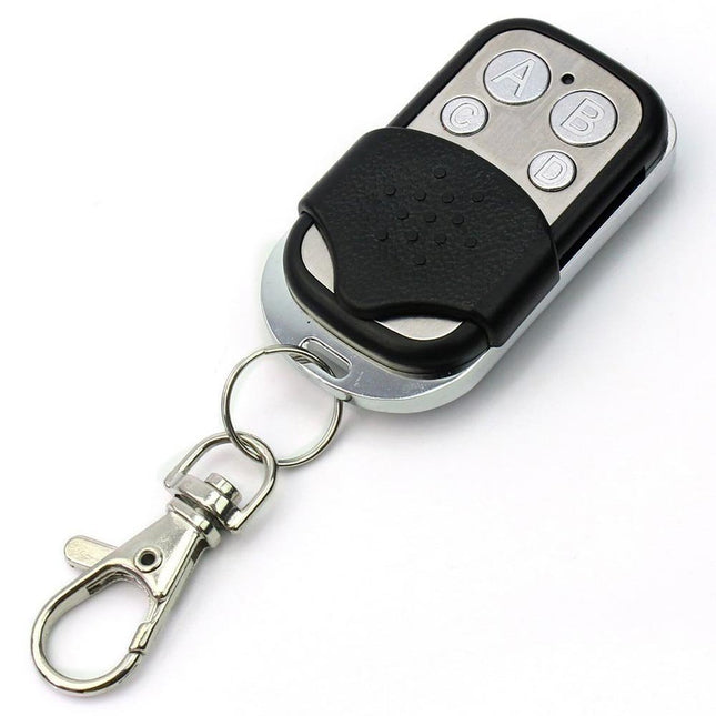 Telecomando universale compatto con quattro pulsanti ed un pratico gancio in metallo