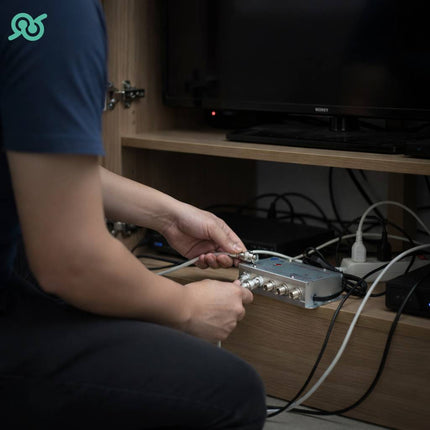 Amplificatore per segnale CATV con uscite multiple e kit per un uso professionale