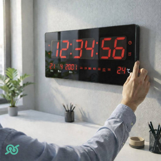 Orologio digitale da parete con i LED e con la temperatura ideale per l'ufficio